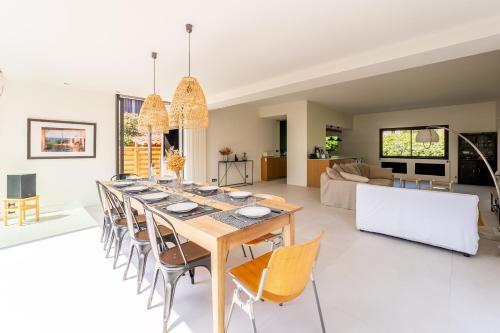 une salle à manger avec une longue table et des chaises dans l'établissement Le plongeoir dans Montpellier, à Montpellier