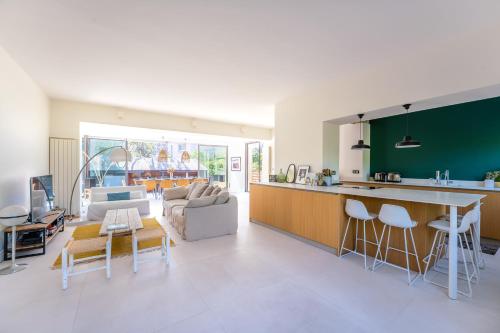 une cuisine et un salon avec un canapé et une table dans l'établissement Le plongeoir dans Montpellier, à Montpellier