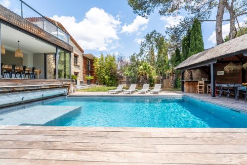 une piscine dans l'arrière-cour d'une maison dans l'établissement Le plongeoir dans Montpellier, à Montpellier