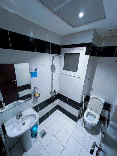 a bathroom with a toilet and a sink at كنوز العمر in Mecca
