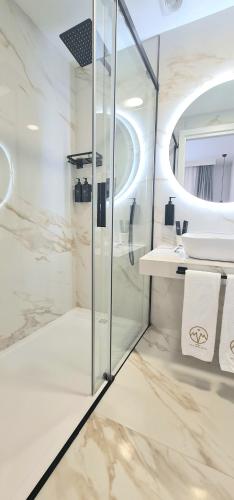 a bathroom with a shower and a sink at Hotel Suites Moma Centro in Villanueva de la Serena