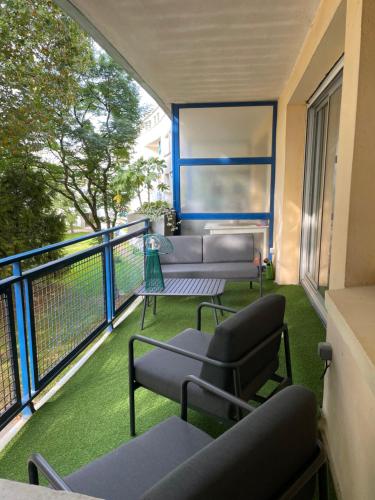 un balcon avec des canapés et un canapé sur un balcon dans l'établissement Banane & C avec sa terrasse, à Lorient