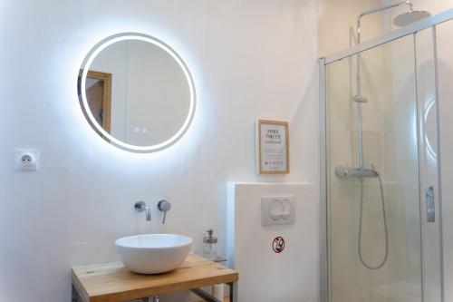 une salle de bain avec un lavabo blanc et une douche dans l'établissement L'industriel - Hypercentre-Quartier Saint François, au Havre