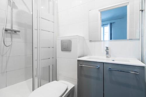 une salle de bain avec toilettes, lavabo et douche dans l'établissement Blue 1 Bedroom #Montparnasse #Alésia, à Paris
