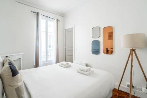 - une chambre blanche avec un lit et une lampe dans l'établissement Blue 1 Bedroom #Montparnasse #Alésia, à Paris