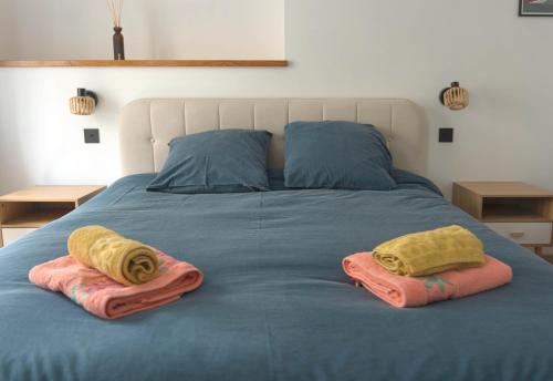 un lit avec deux serviettes et deux oreillers dessus dans l'établissement Kings and Queens - Studio rénové - Notre-Dame, au Havre
