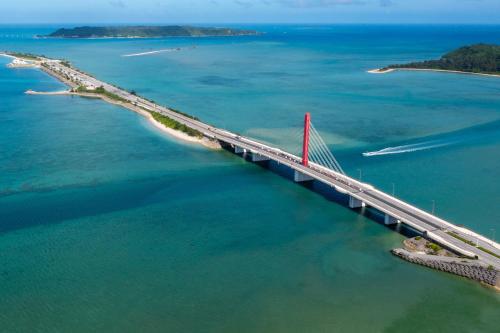 an aerial view of a bridge over the water at 新規オープン サウナ BBQ ジャグジー付き 最大9名 無料駐車場4台 ビーチまで車で5分 SKY House in Uruma