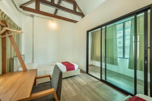 Una cama o camas en una habitación de SHIN Hotel Nimman ChiangMai