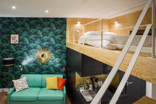 - une chambre avec des lits superposés et un canapé bleu dans l'établissement Nid douillet parisien, à Paris