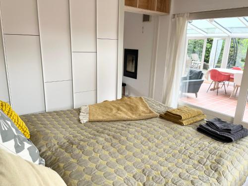 Una cama o camas en una habitación de The Architects Home
