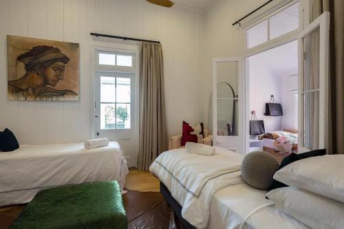 Artists Residenceにあるベッド