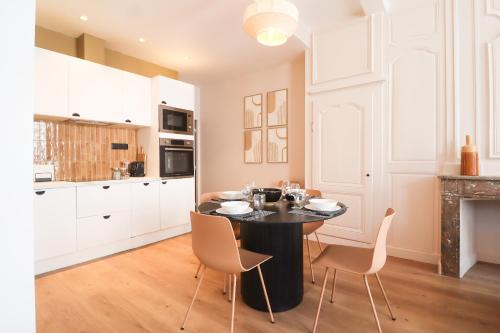 Η κουζίνα ή μικρή κουζίνα στο Appartements de Louise
