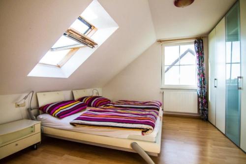 a bed in a room with a window at charmantes Ferienhaus ruhig gelegen für 6 Personen in Welzin