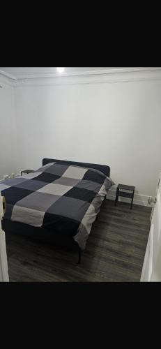 - un lit avec une couverture en damier noir et blanc dans l'établissement Appartement haussmanien, à Paris