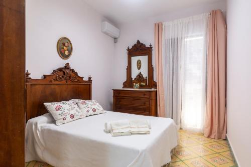 a bedroom with a bed with two towels on it at Casas De Les Roses in Orba