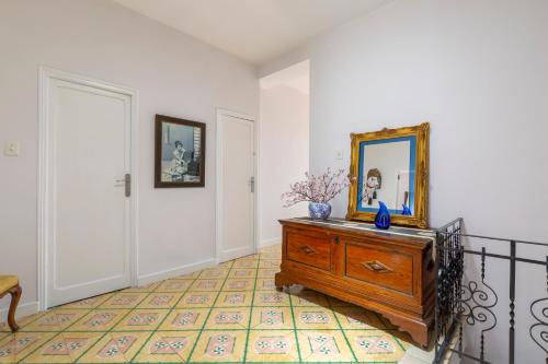 a room with a dresser with a mirror on it at Casas De Les Roses in Orba