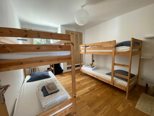 une chambre avec deux lits superposés dans une pièce dans l'établissement Le riva, à Mollans-sur-Ouvèze
