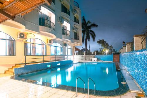 ロナバラにあるTreebo Reveniir Resort with Poolの建物の前のプール