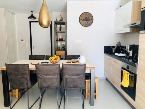 Dapur atau dapur kecil di Appartement Cocooning-sauna-jacuzzi