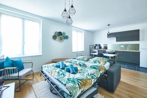 un salon avec un lit et une cuisine dans l'établissement BM-2 Appartement entier F2 au 2ème étage -1 à 4 pers, à Mulhouse