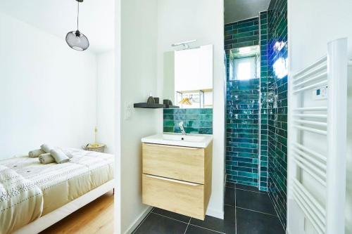 - deux images d'une salle de bains avec un lavabo et une douche dans l'établissement BM-2 Appartement entier F2 au 2ème étage -1 à 4 pers, à Mulhouse