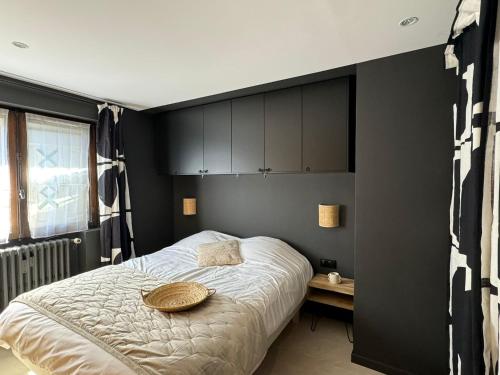 - une chambre avec un lit et un bol dans l'établissement Appartement F2 Bis centre de Megève, à Megève
