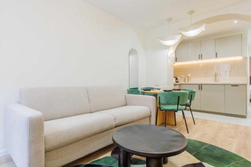 un salon avec un canapé et une table dans l'établissement Cozy Apartment 2BR-6P - Sacré-Coeur - Montmartre, à Paris