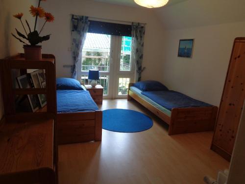 a bedroom with two beds and a window at Ferienwohnung mit Hundebetreuung in Garstedt