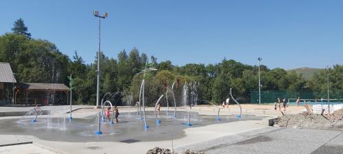 un groupe de personnes jouant dans un parc aquatique dans l'établissement Piolit andCo - Studio vue montagne, à Ancelle