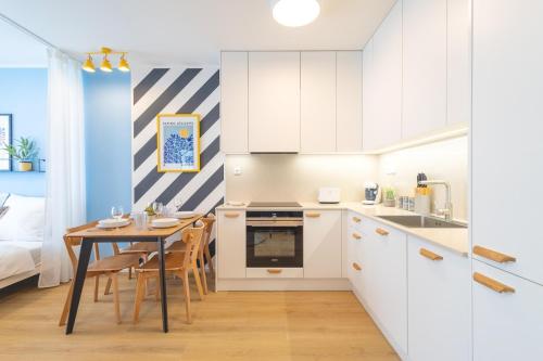 Kuchyň nebo kuchyňský kout v ubytování Yellow Apartment - Balcony, Free Parking, by Gravity Prague