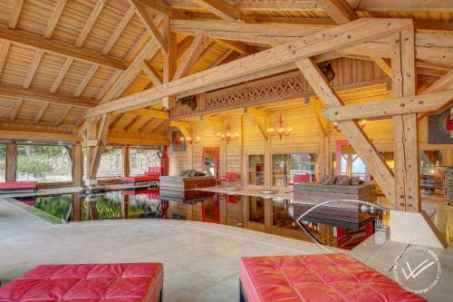 een grote kamer met een houten plafond en een tafel bij Mirage in Demi-Quartier