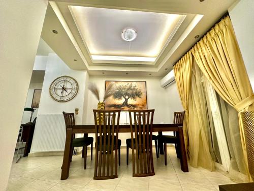 Oasis Urban 3-Bedroom Apartment with private patio
