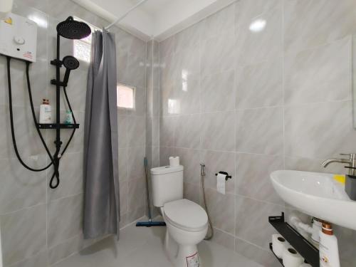 a bathroom with a toilet and a sink at Beach Villa NA JOMBTIEN ROOF TOP in Na Jomtien