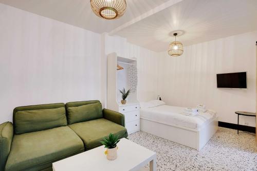 un salon avec un canapé et une table dans l'établissement Cosy Studio - 2P - Place de la Bastille, à Paris