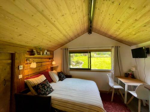 - une chambre avec un grand lit dans une petite maison dans l'établissement Les Chalets du Glacier - Mazot des Glaces - Chamonix, à Chamonix-Mont-Blanc