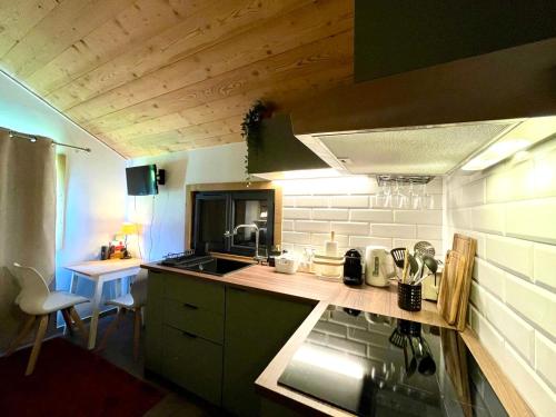 une cuisine avec un évier et un plan de travail dans l'établissement Les Chalets du Glacier - Mazot des Glaces - Chamonix, à Chamonix-Mont-Blanc
