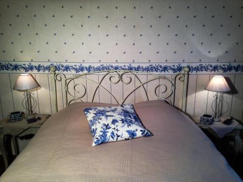 Au gîte de Bincheにあるベッド