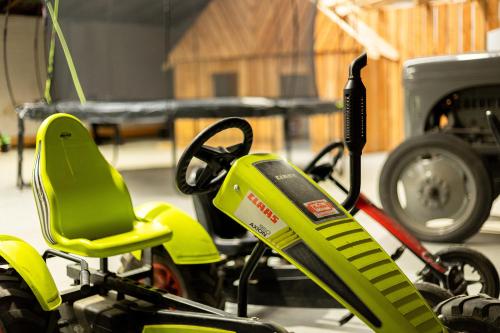 a group of green scooters parked in a garage at Heide Ferien - Hof Bockelmann in Bispingen