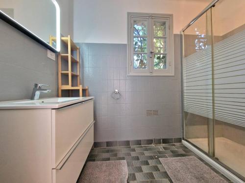 une salle de bain avec douche et lavabo dans l'établissement Villa Marguerite T3 vue mer, à Bandol
