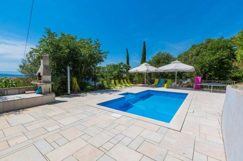 Tolles Apartment mit Pool, Meerblick, BBQ, Liegen, Außendusche