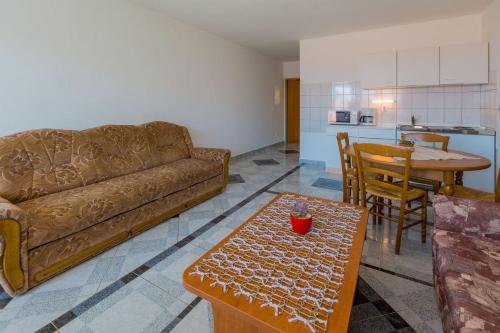 Tolles Apartment mit Pool, Meerblick, BBQ, Liegen, Außendusche