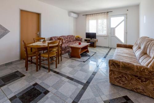 Tolles Apartment mit Pool, Meerblick, BBQ, Liegen, Außendusche