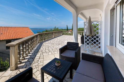 Tolles Apartment mit Pool, Meerblick, BBQ, Liegen, Außendusche
