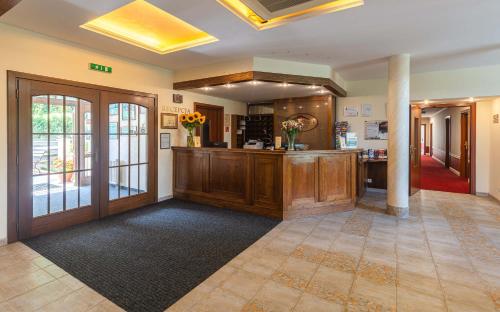 a large room with a lobby with a counter at Hotel Dziki Potok Karpacz Konferencje & SPA in Karpacz