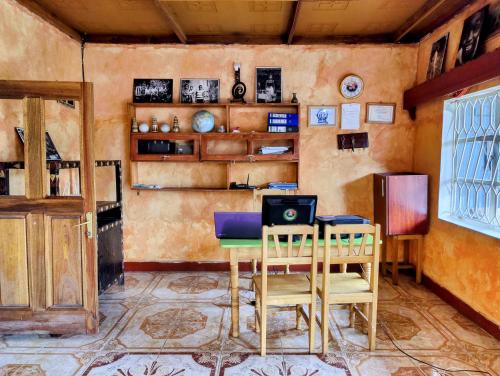 Η κουζίνα ή μικρή κουζίνα στο Amahoro Guest House