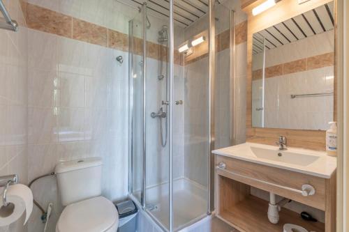 a bathroom with a shower and a toilet and a sink at Condo Gardens Brussels in Brussels
