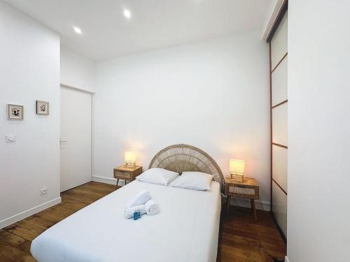 a bedroom with a large white bed and two lamps at Cosy appartement, Lyon Centre Capucins 2 in Lyon
