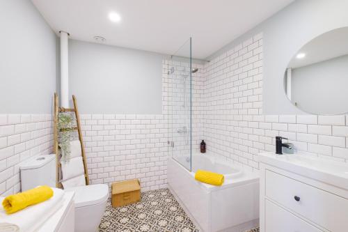 Ένα μπάνιο στο Green Tiles House