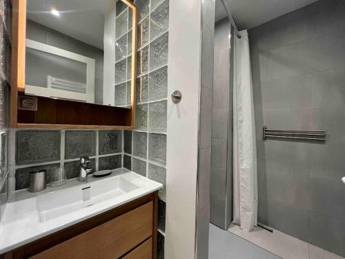 une salle de bain avec un lavabo et une douche dans l'établissement Atypical Flat - PLACE DES VOSGES - 4 people, à Paris