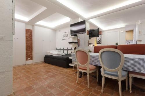 une salle à manger avec une table et des chaises dans l'établissement Atypical Flat - PLACE DES VOSGES - 4 people, à Paris